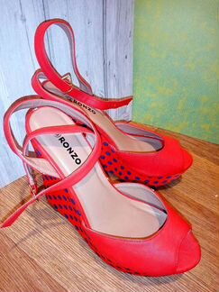 Яркие красные туфли