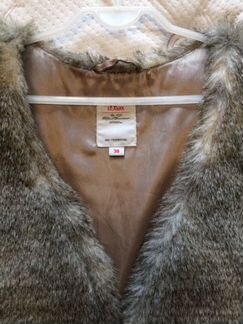 S. Oliver светло-серый меховой жилет