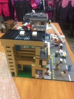Собранный склеенный Лего город на заводе Lego